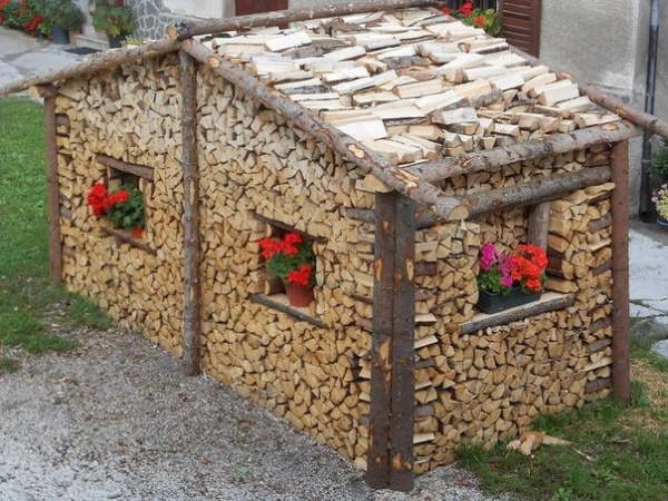 домик из дров в ландшафтном дизайне