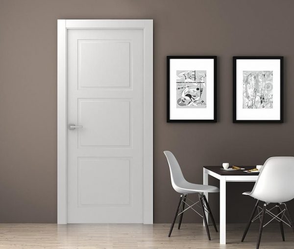 Белые двери в интерьере – стиль и функциональность