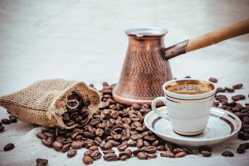Крепкий ароматный кофе, сваренный в турке