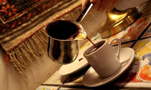 Крепкий ароматный кофе, сваренный в турке