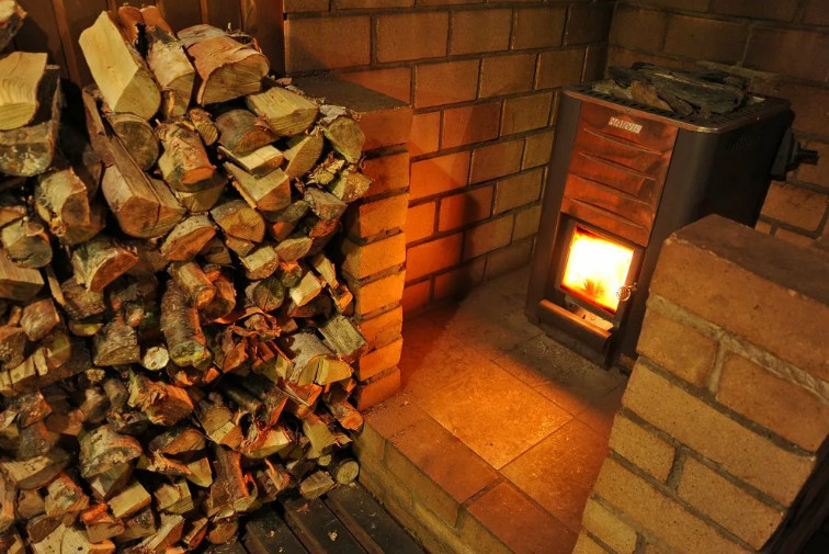 Выбираем, чем топить: дрова или газ