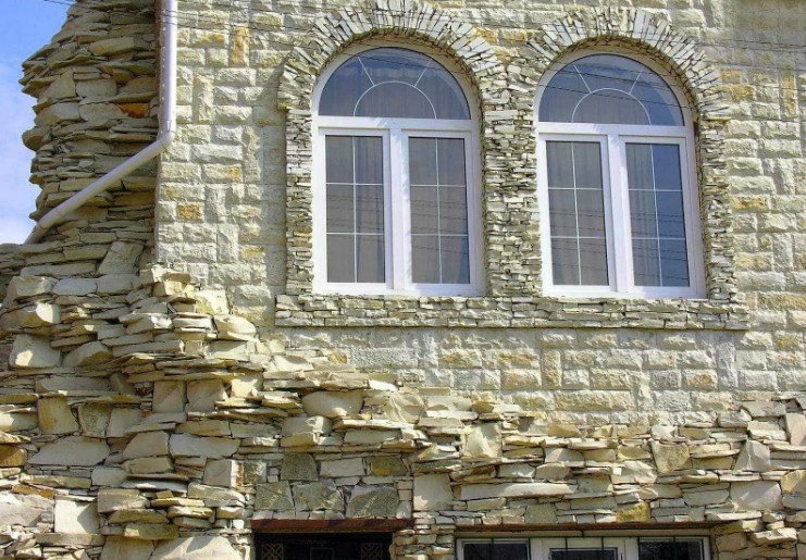 Облицовка фасадов рваным камнем