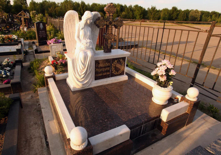 Как выбрать памятник на могилу: плюсы и минусы материалов, правила ухода