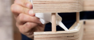 Клей и клеевые нити: незаменимые материалы в производстве мебели и деревянных изделий